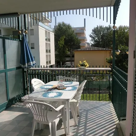 Homely Flat With Balcony And Swimming Pool 아파트