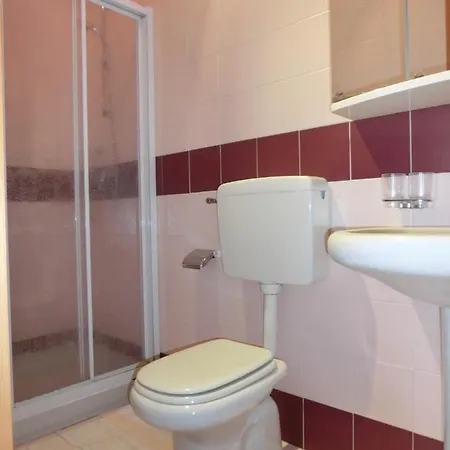 アパート Homely Flat With Balcony And Swimming Pool *