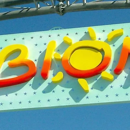 아파트 Homely Flat With Balcony And Swimming Pool *