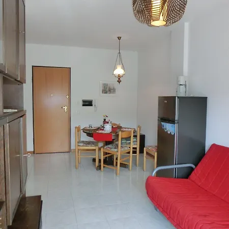 Homely Flat With Balcony And Swimming Pool Διαμέρισμα *