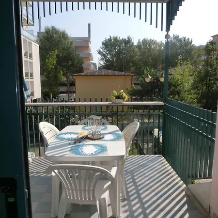 Homely Flat With Balcony And Swimming Pool Διαμέρισμα Μπιμπιόνε