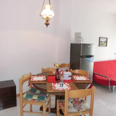 Homely Flat With Balcony And Swimming Pool Διαμέρισμα *